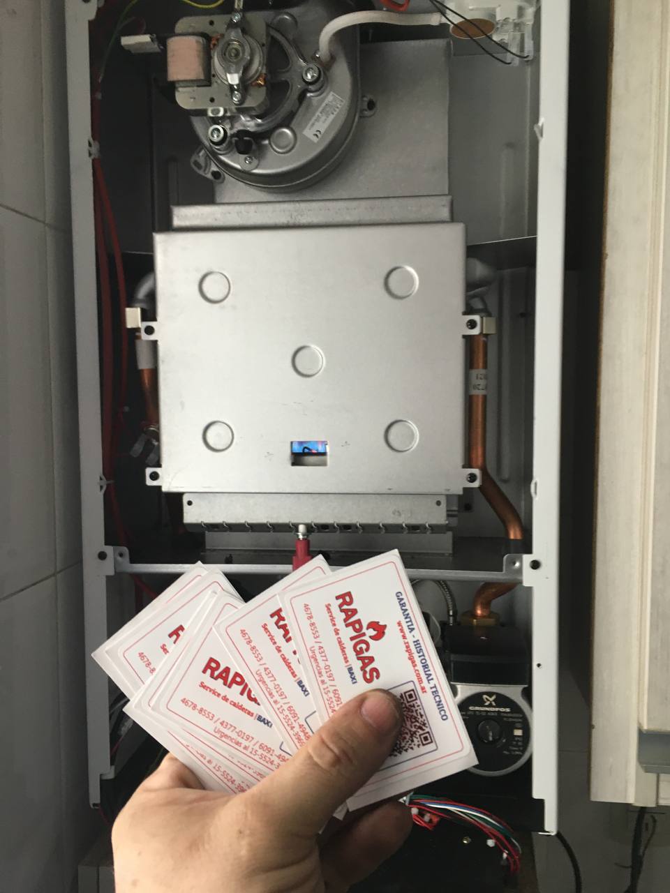 Instalación de caldera y tarjetas RAPIGAS en primer plano